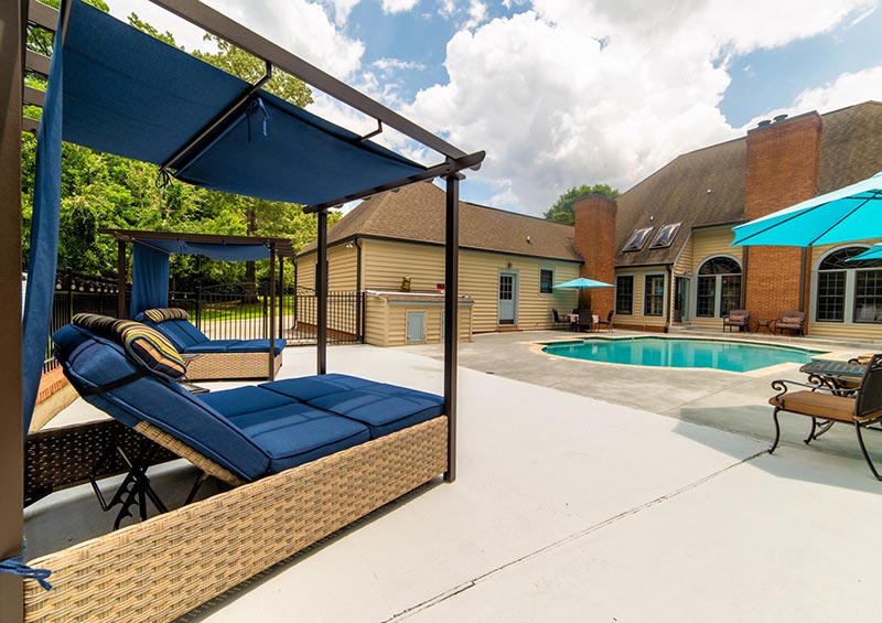 Relax and unwind poolside at the best bed and Breakfast in Georgia this summer